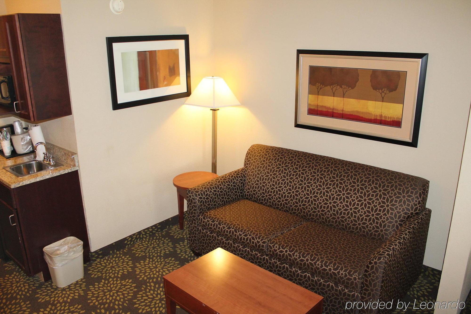 Holiday Inn Express Hotel & Suites Starkville, An Ihg Hotel Exterior photo